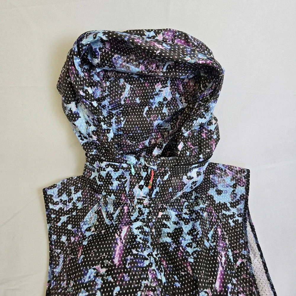 Lululemon Pack It Vest Floral Sport Tranquil Blue Multi Stow Away Hood Size 8